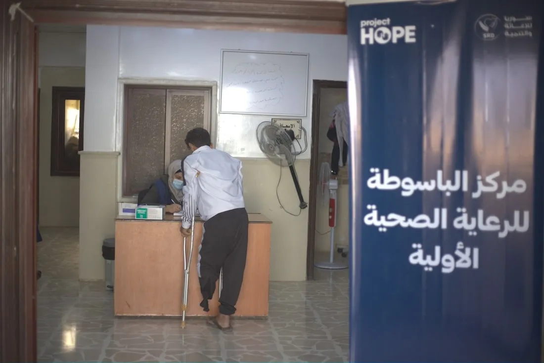 a man checks into the hospital while on a crutch