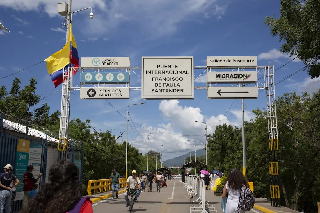 border signs between Venezuela and Colombia